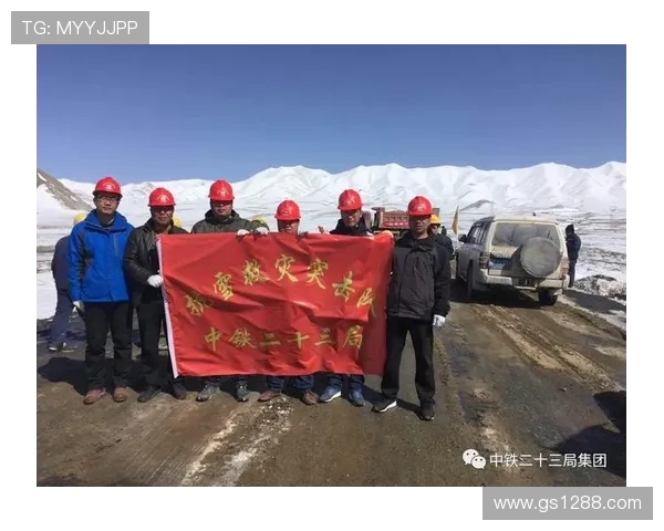 挖掘机雪灾过后国道积雪清理